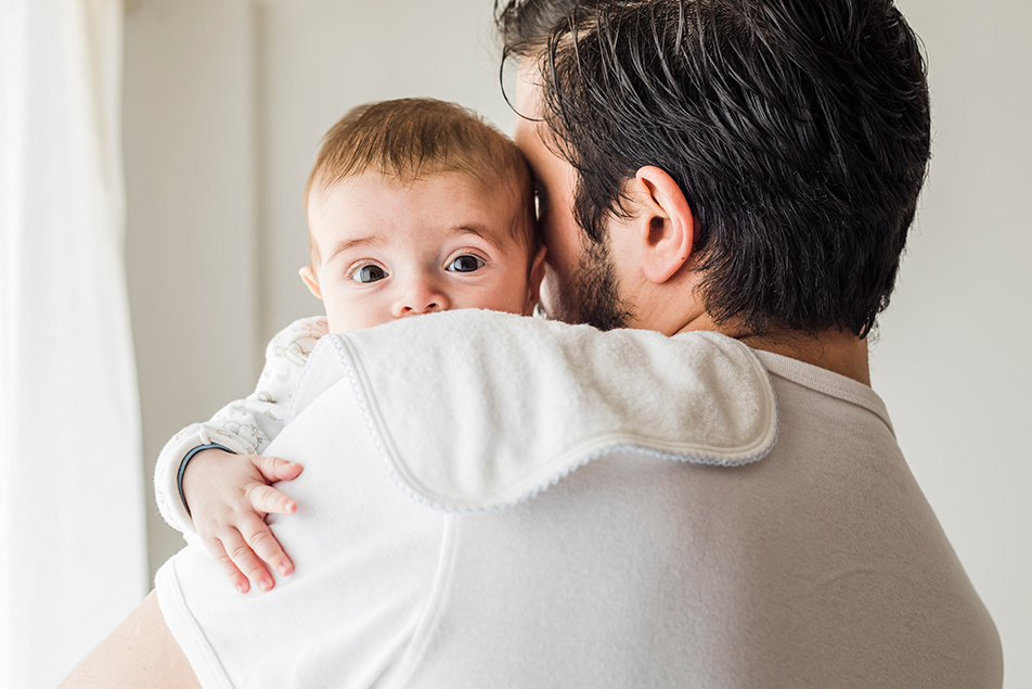 MEN Breastfeeding In Public. Well-Intentioned Dad Creates Silly